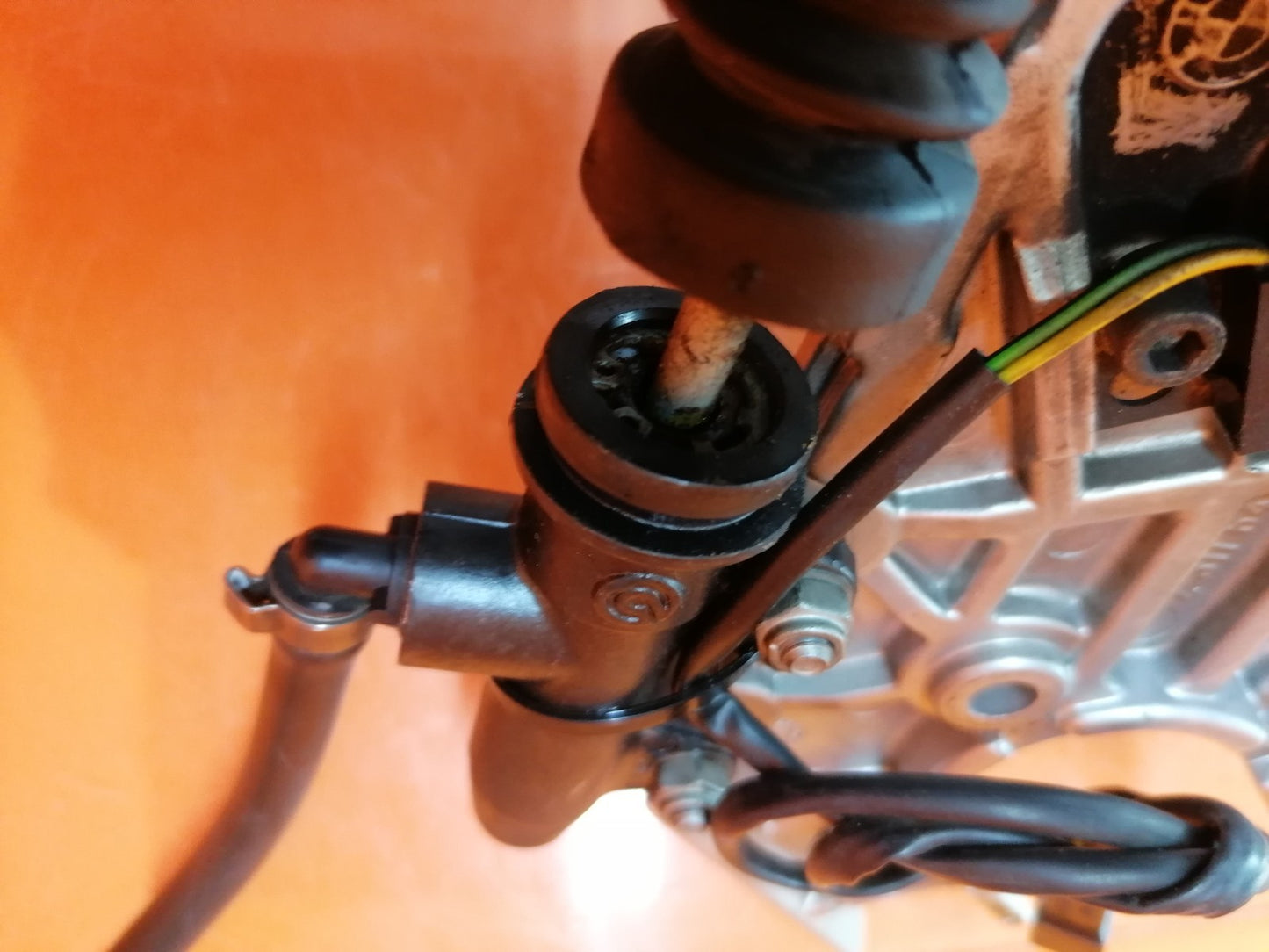 BMW R1100 RS Fahrer Fußraste rechts Bremszylinder 33802